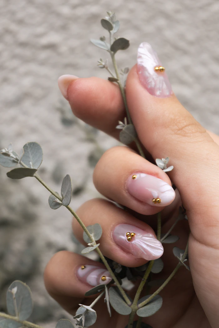 Manicure w naturalnym odcieniu z gałązką
